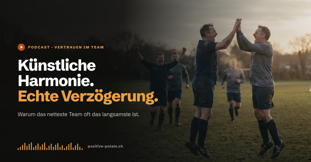 Podcast-Cover: Fussballteam auf dem Platz im Abendlicht, zwei Spieler klatschen im Sprung ab, zwei weitere laufen jubelnd hinzu, Titel «Künstliche Harmonie. Echte Verzögerung.»